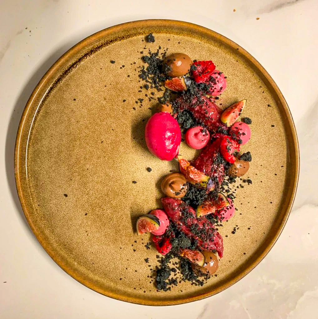 Assiette de cuisine bistronomique, préparation soignée et colorée