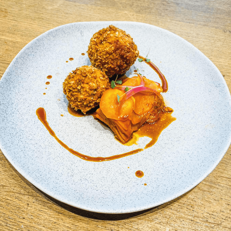Assiette de cuisine bistronomique, préparation soignée et colorée