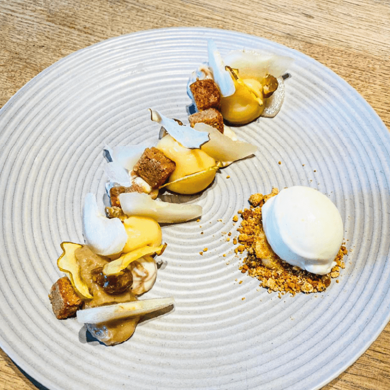 Assiette de cuisine bistronomique, préparation soignée et colorée
