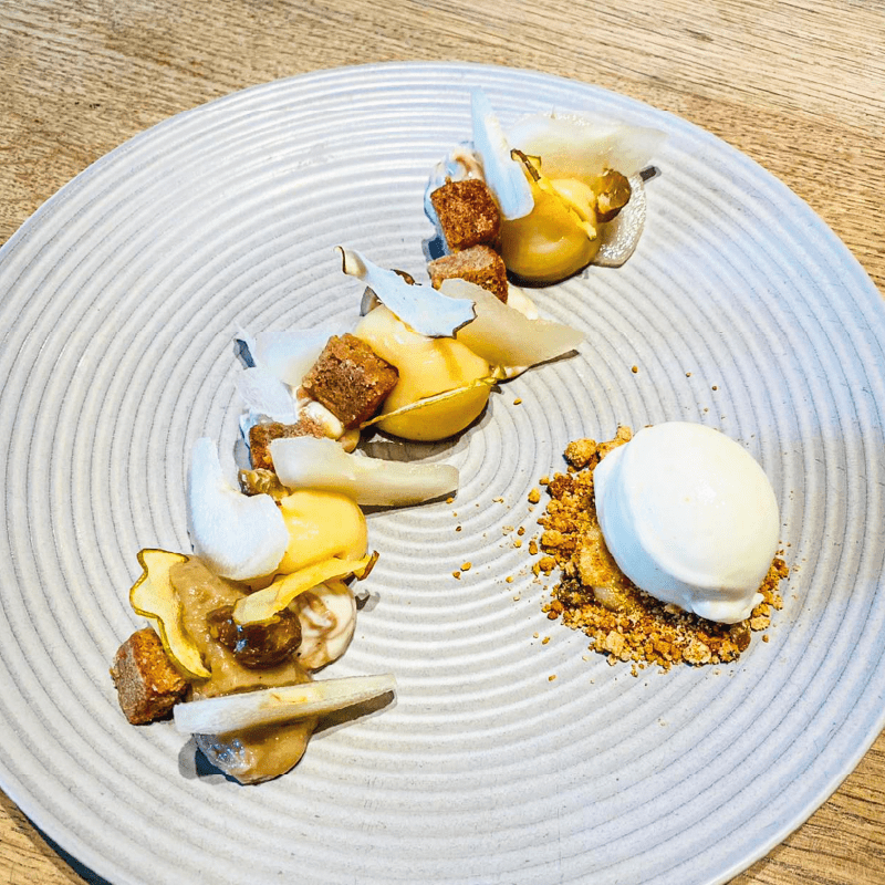 Assiette de cuisine bistronomique, préparation soignée et colorée