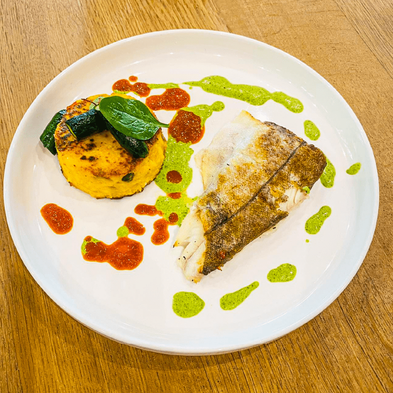 Assiette de cuisine bistronomique, préparation soignée et colorée