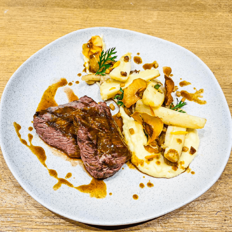Assiette de cuisine bistronomique, préparation soignée et colorée
