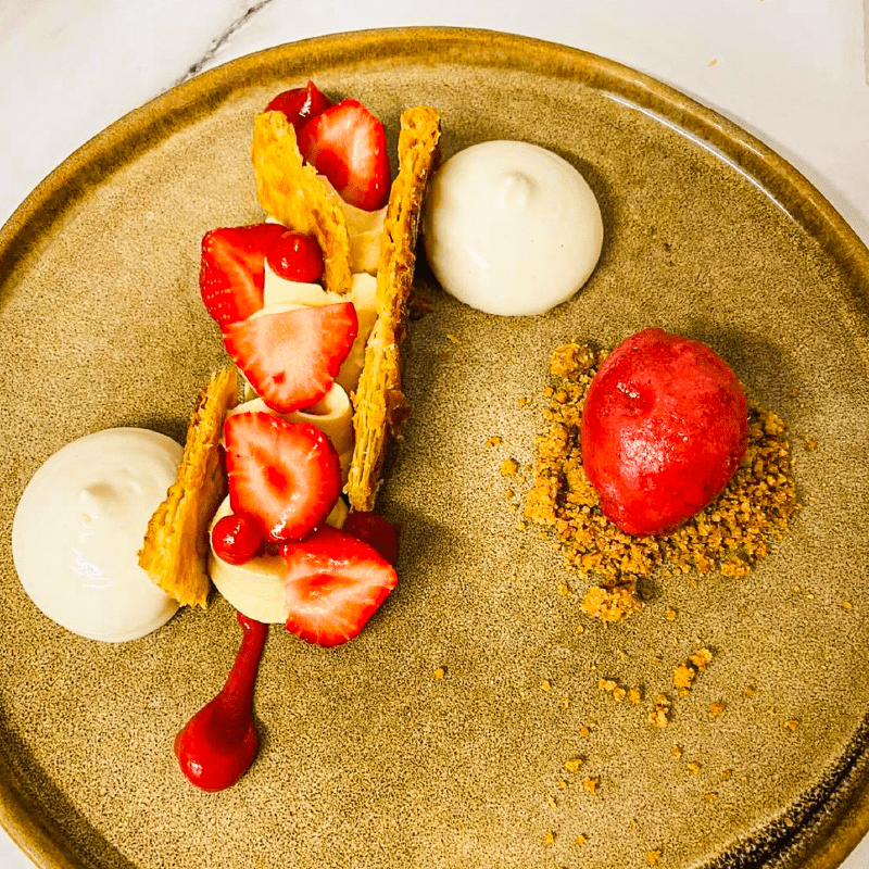 Assiette de cuisine bistronomique, préparation soignée et colorée