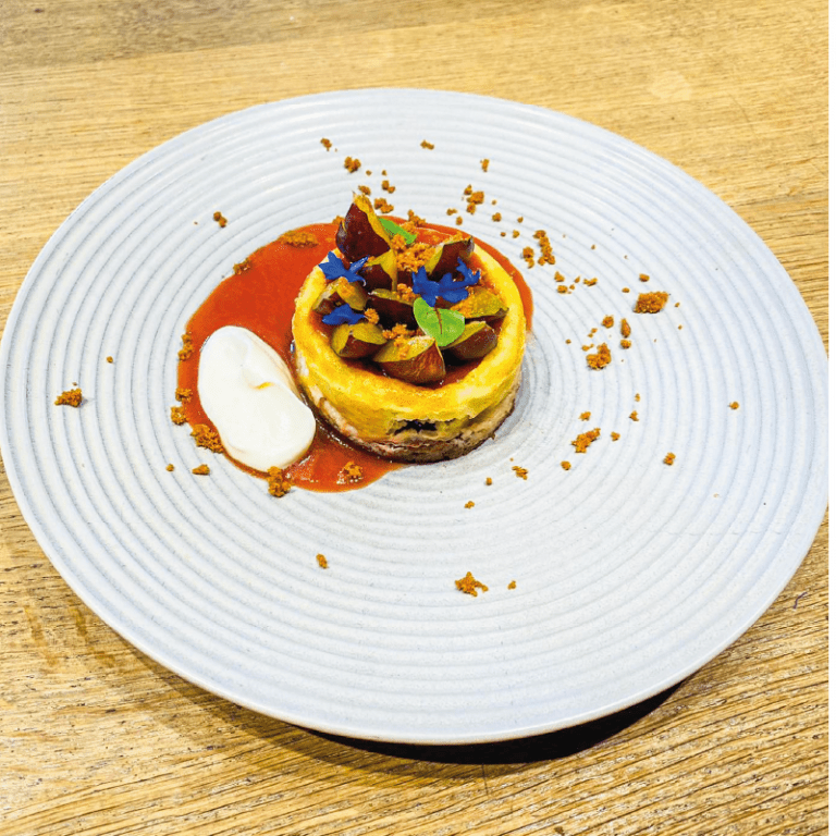 Assiette de cuisine bistronomique, préparation soignée et colorée