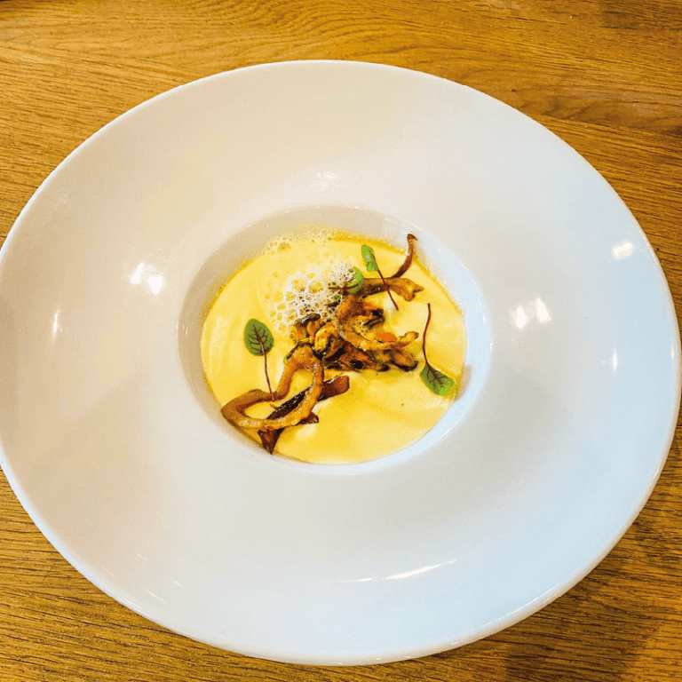 Assiette de cuisine bistronomique, préparation soignée et colorée
