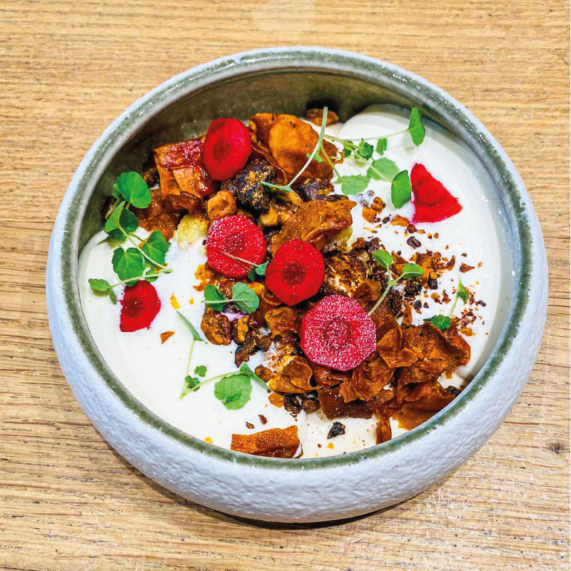 Assiette de cuisine bistronomique, préparation soignée et colorée