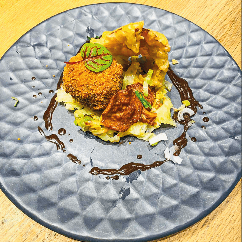 Assiette de cuisine bistronomique, préparation soignée et colorée