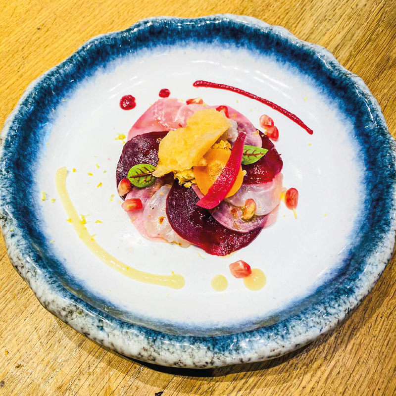 Assiette de cuisine bistronomique, préparation soignée et colorée