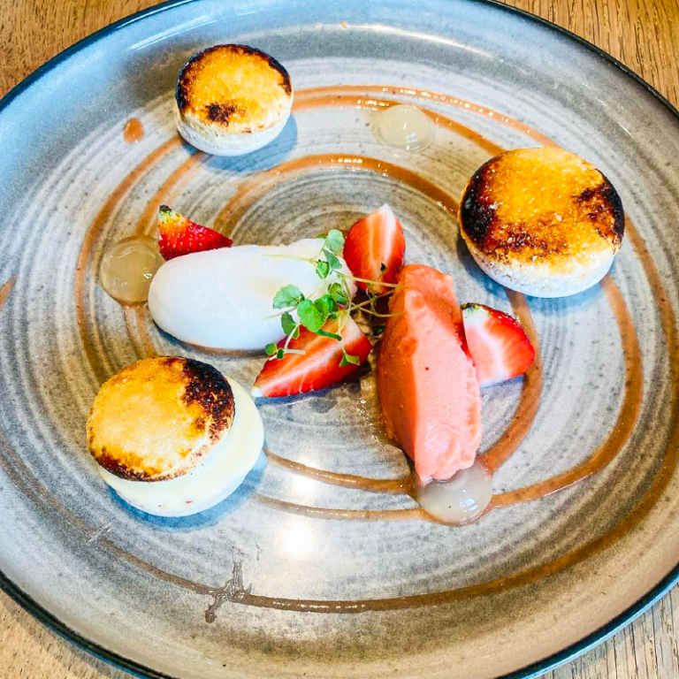 Assiette de cuisine bistronomique, préparation soignée et colorée