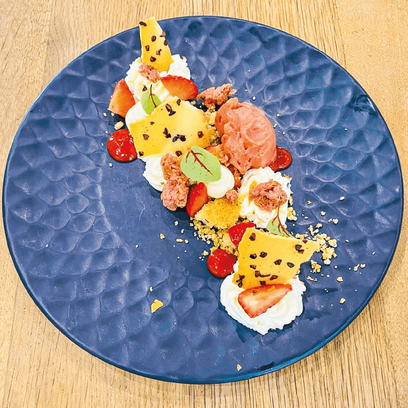 Assiette de cuisine bistronomique, préparation soignée et colorée