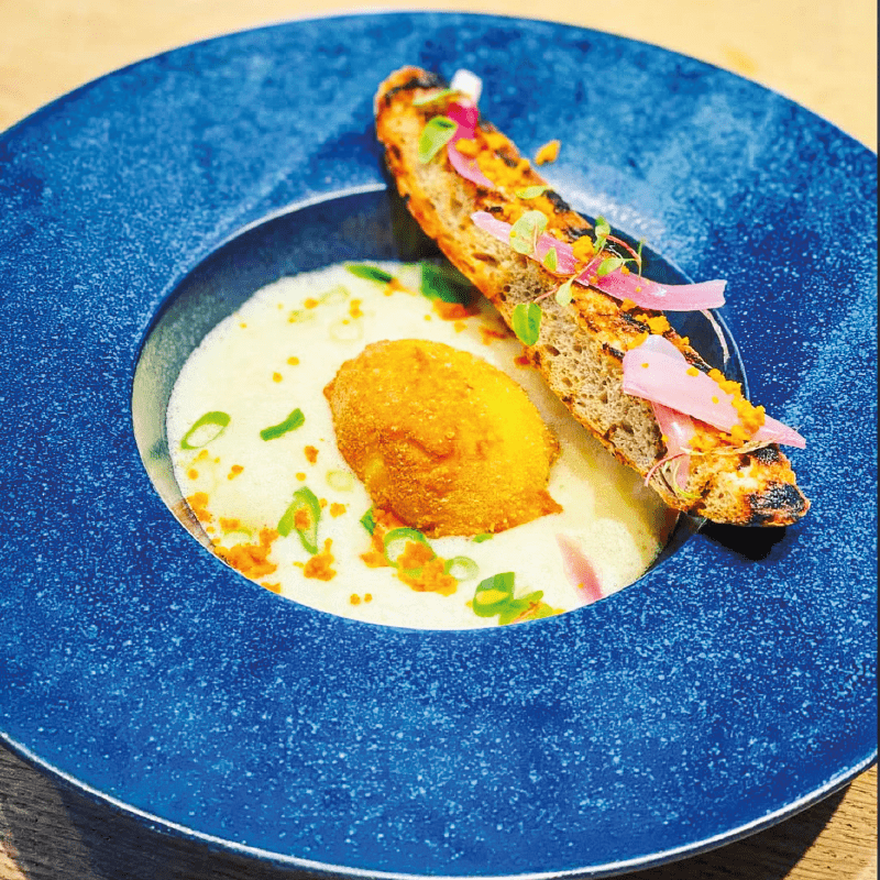 Assiette de cuisine bistronomique, préparation soignée et colorée