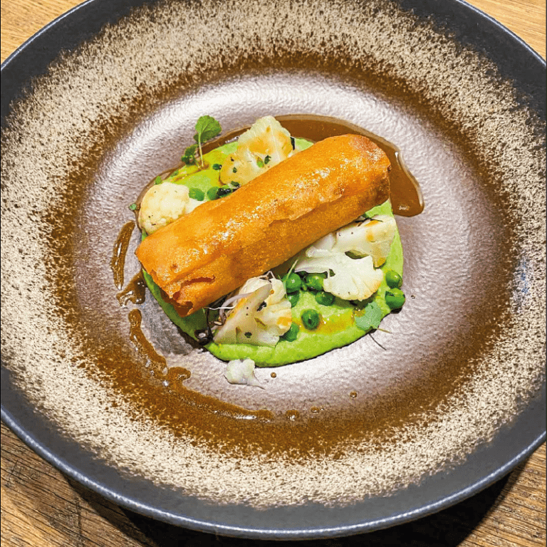 Assiette de cuisine bistronomique, préparation soignée et colorée