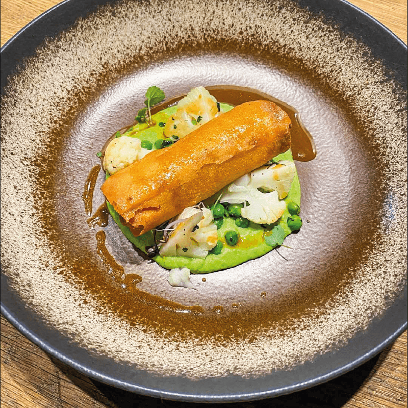 Assiette de cuisine bistronomique, préparation soignée et colorée