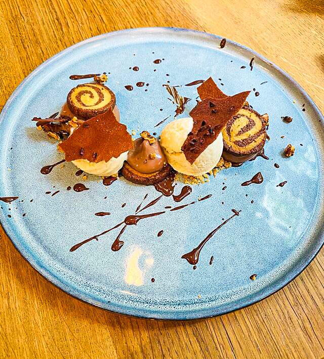 Assiette de cuisine bistronomique, préparation soignée et colorée