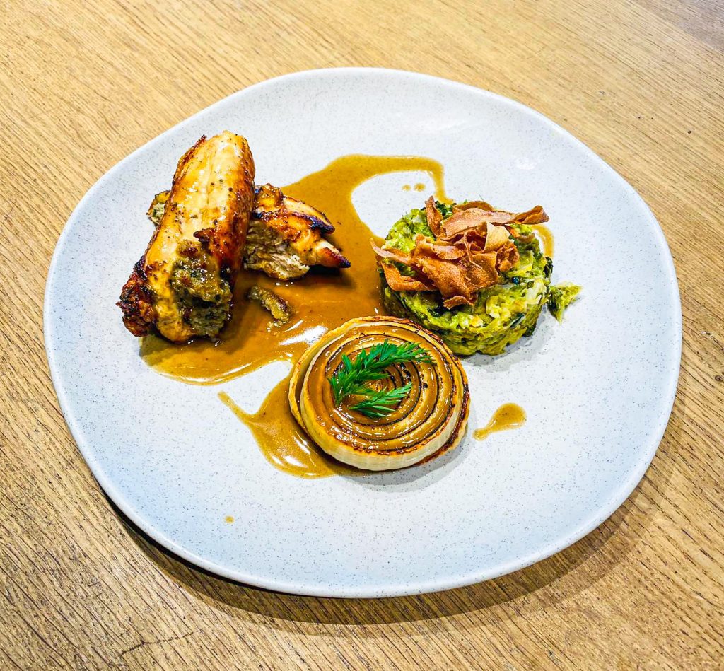 Assiette de cuisine bistronomique, préparation soignée et colorée